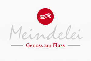 Logo mit einem roten Kreis mit drei weißen Wellenlinien über den Worten "Meindelei" in grauer Schrift und "Genuss am Fluss" in roter Serifenschrift, getrennt durch zwei graue Linien auf weißem Hintergrund.