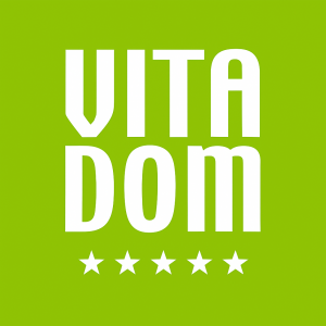 Weißer Text "VITADOM" in fetter Großbuchstabenschrift auf leuchtend grünem Hintergrund, mit fünf weißen Sternen, die horizontal unter dem Text angeordnet sind.