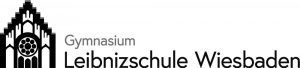 Schwarz-weißes Logo des Gymnasiums Leibnizschule Wiesbaden mit einem stilisierten gotischen Fenster oder Bogen auf der linken Seite und dem Schulnamen in fettgedruckter Schrift auf der rechten Seite.