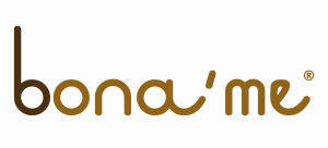 Das Bild zeigt das Logo für "bona'me" in einer abgerundeten Kleinbuchstabenschrift mit braunem Farbverlauf auf einem schlichten weißen Hintergrund. Das Apostroph und das eingetragene Markensymbol erscheinen nach dem Buchstaben "a".